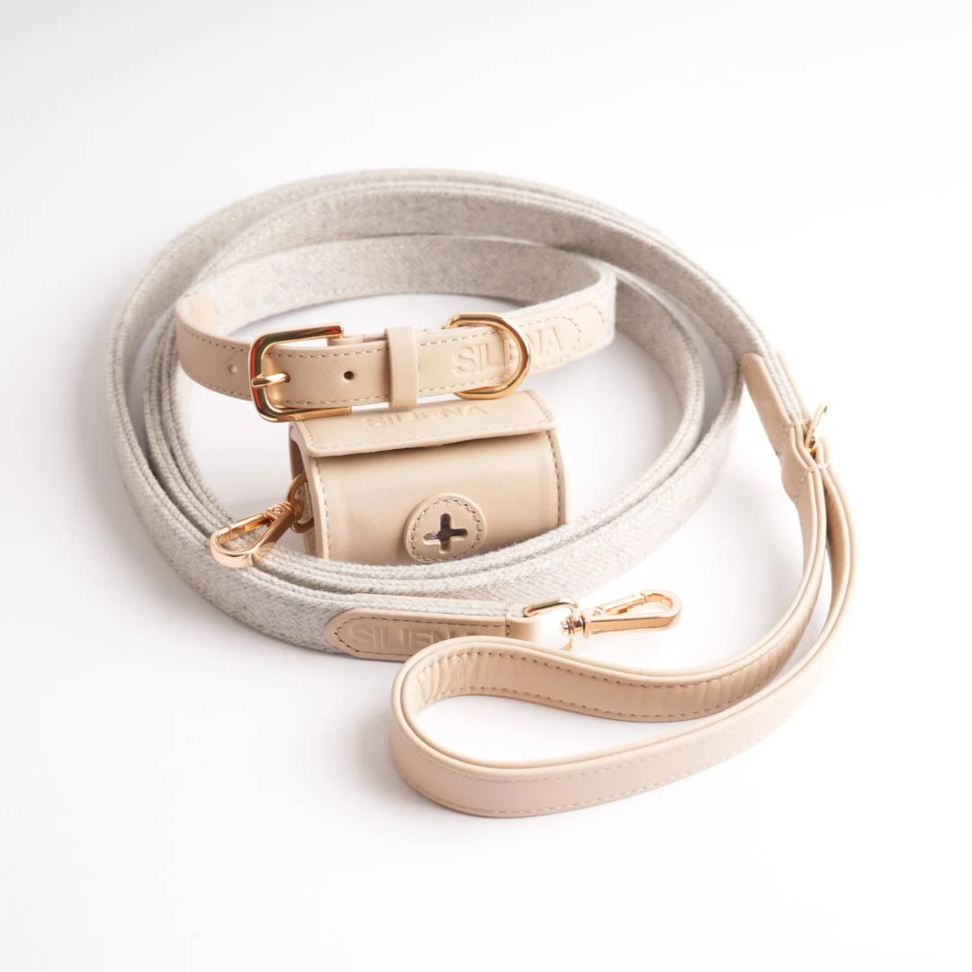 Hundeset bestehend aus beiger Leine, Halsband und Kotbeutelhalter aus Leder von Siliena auf weißem Hintergrund.